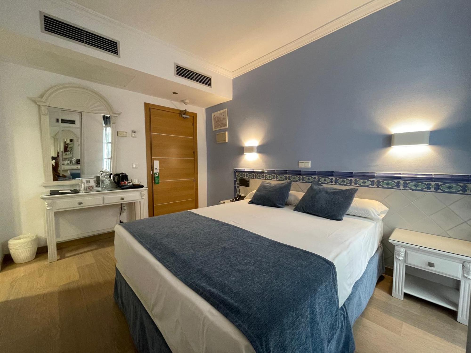 Hotel Plaza Cavana Нерха Екстер'єр фото